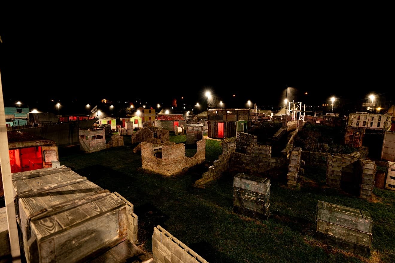 Noční paintballové hřiště v Praze. Adrenalinová zábava s překážkami a osvětlením.