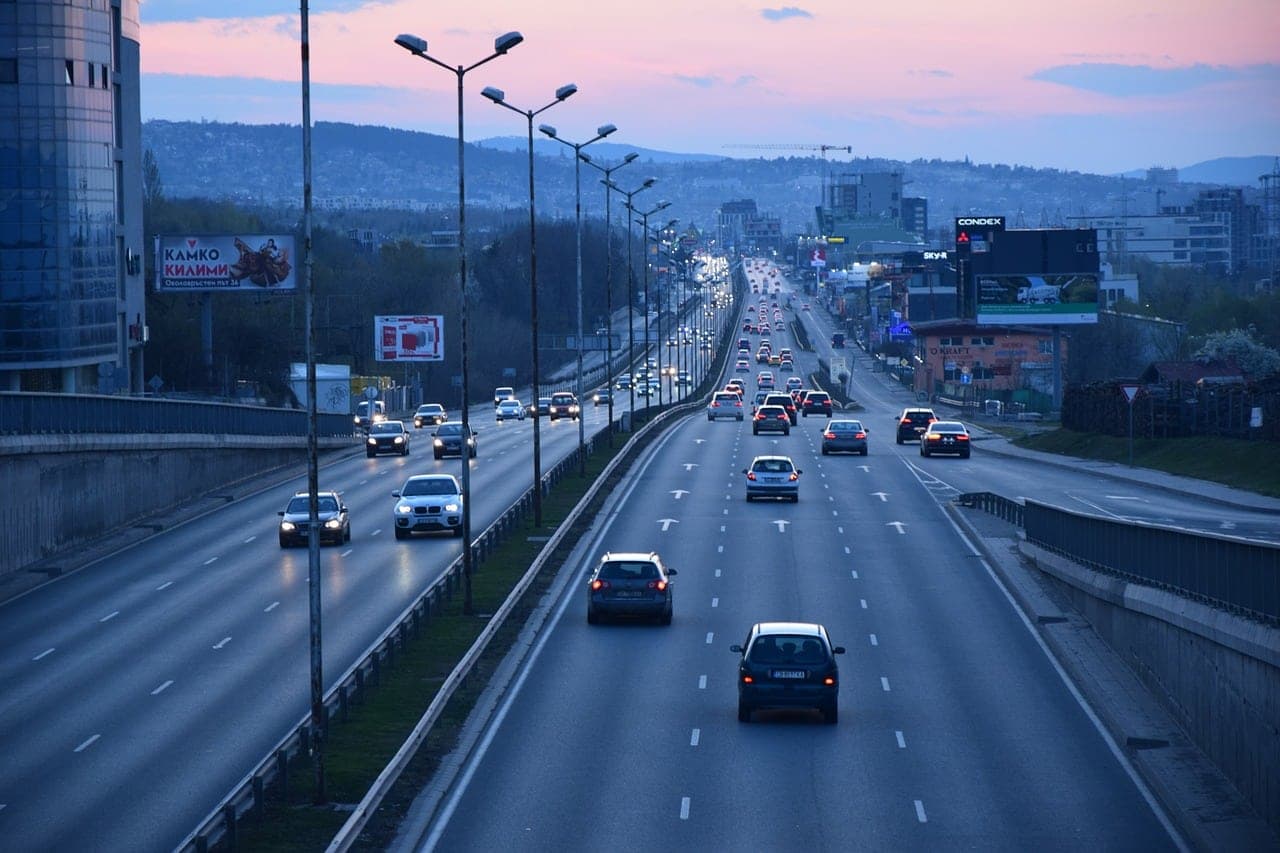 Dálnice s auty. Koupit dálniční známku 2025 online.