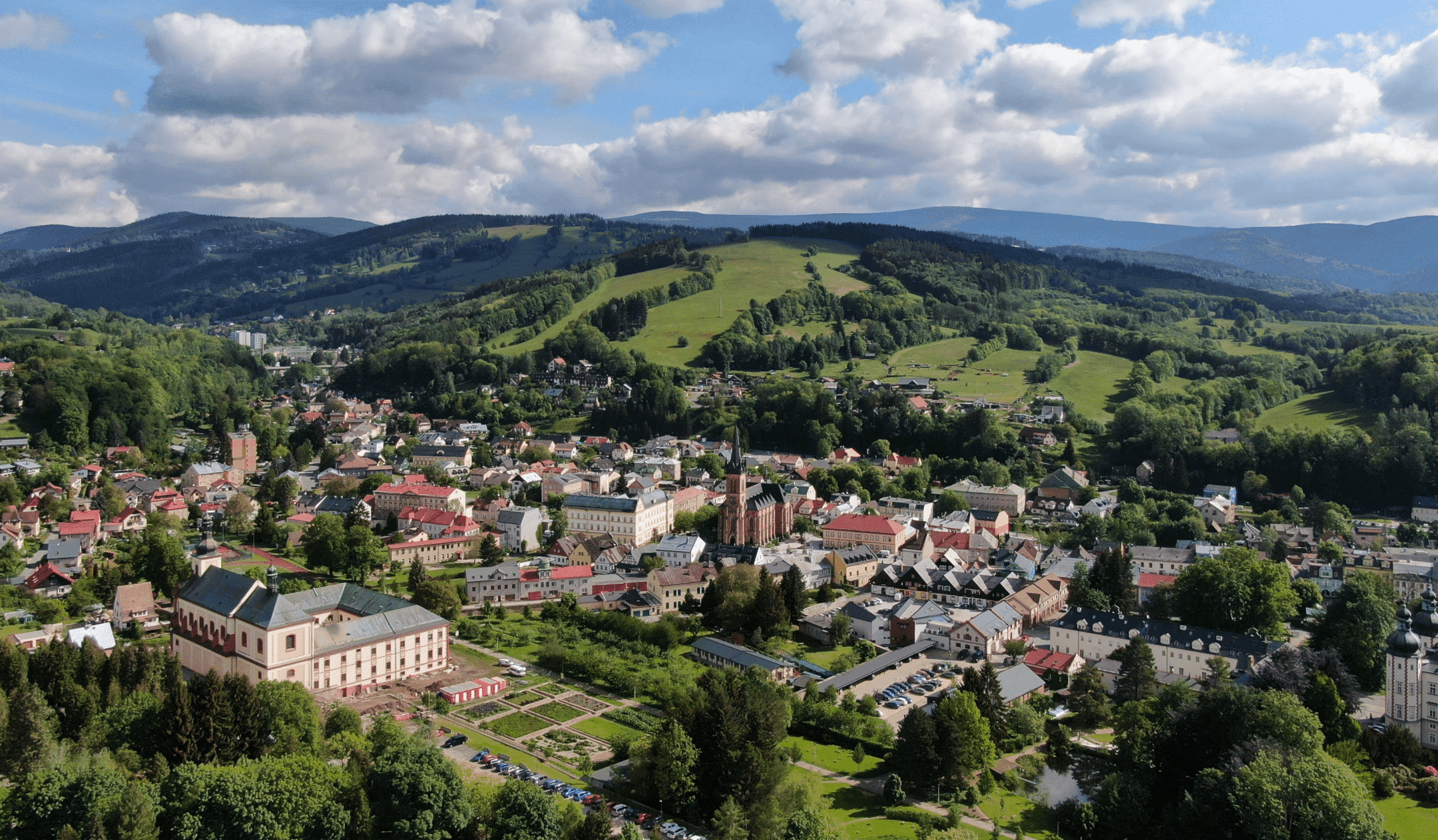 Vrchlabí z výšky. Krkonoše, kostel, zámek a příroda v okolí. Co vidět?