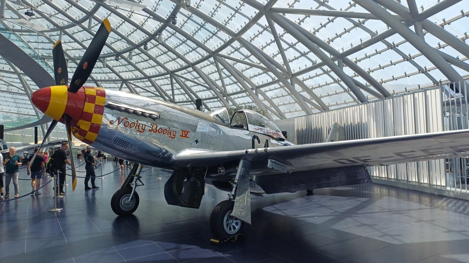 Leštěný P-51 Mustang Nooky Booky IV pod skleněnou konstrukcí Hangáru 7