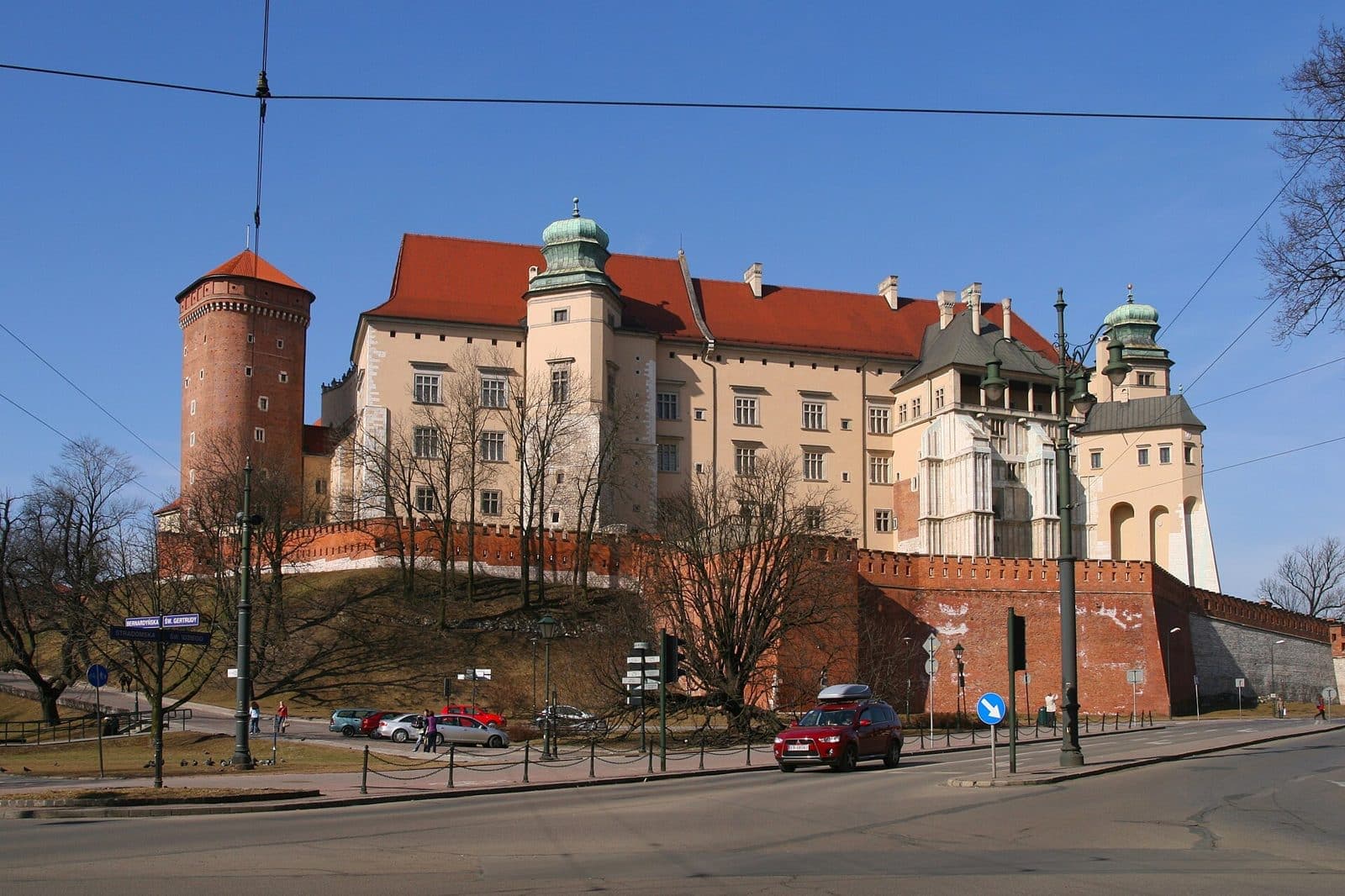 Královský hrad Wawel nad řekou Vislou v Krakově
