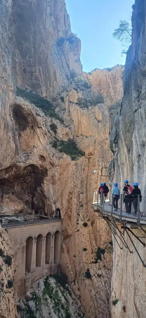 Dřevěná lávka Caminito del Rey přišroubovaná do svislé skalní stěny