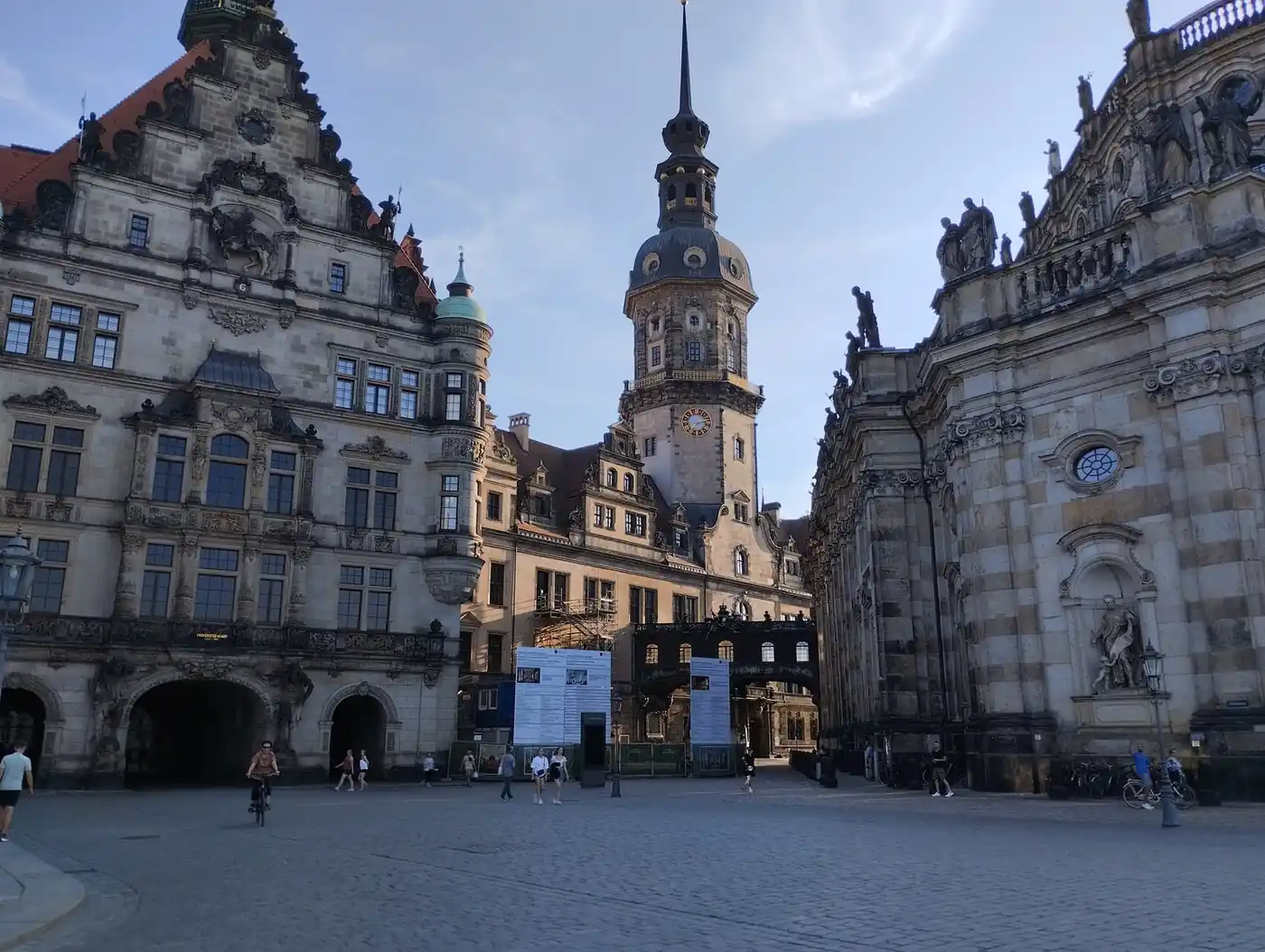 Rezidenční zámek s Hausmannovou věží a katedrála na Schlossplatzu v Drážďanech