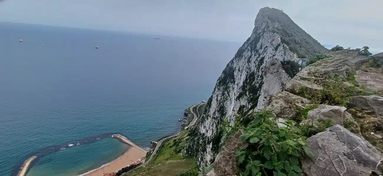 Gibraltarská skála od moře s plážemi pod svahem