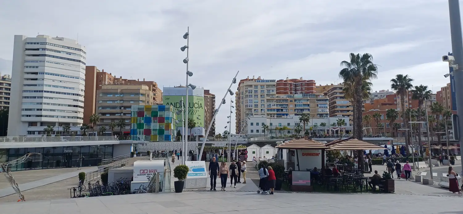 Promenáda Muelle Uno v přístavu Málagy s palmami a lidmi