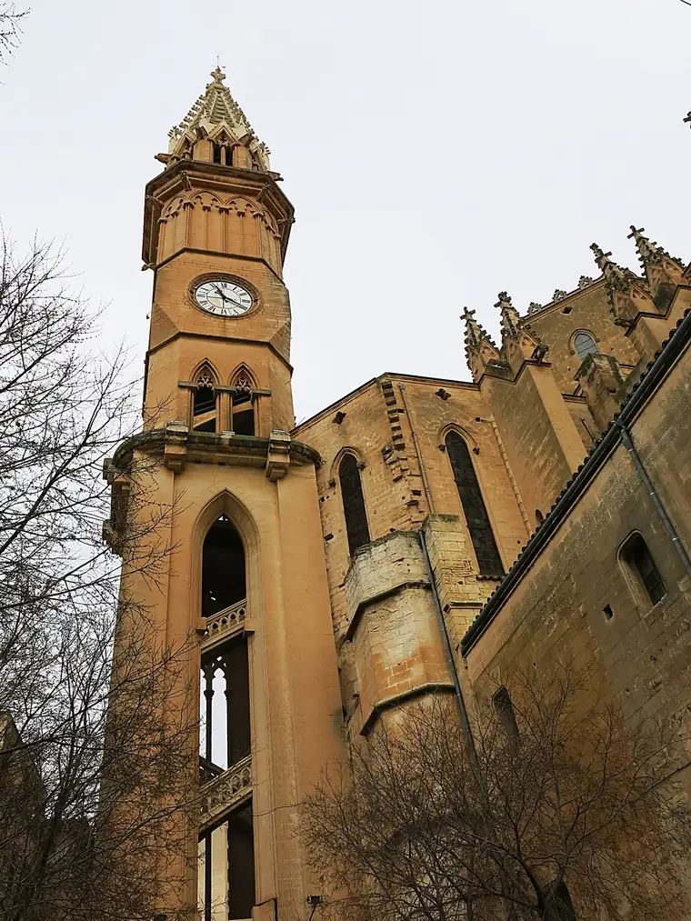 Zvonice Torre Rubí u kostela Nostra Senyora dels Dolors v Manacoru