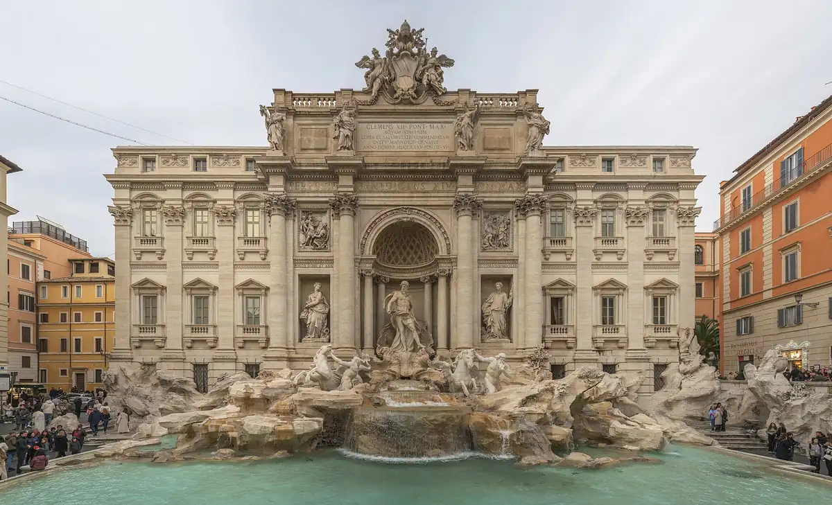 Fontána di Trevi v Římě s tyrkysovou vodou