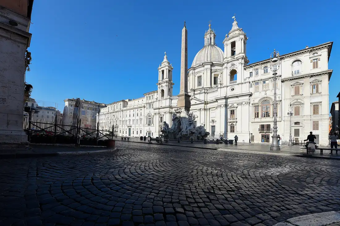 Piazza Navona v Římě s kostelem a obeliskem