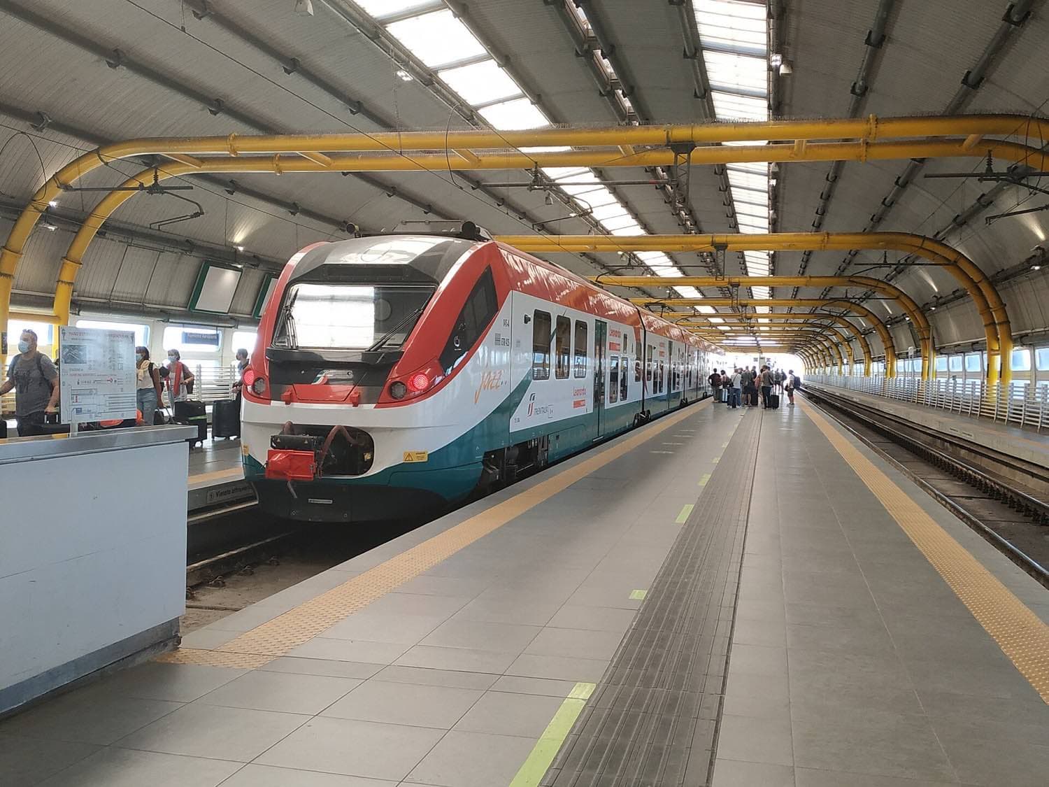 Vlak u nástupiště na nádraží Fiumicino Aeroporto