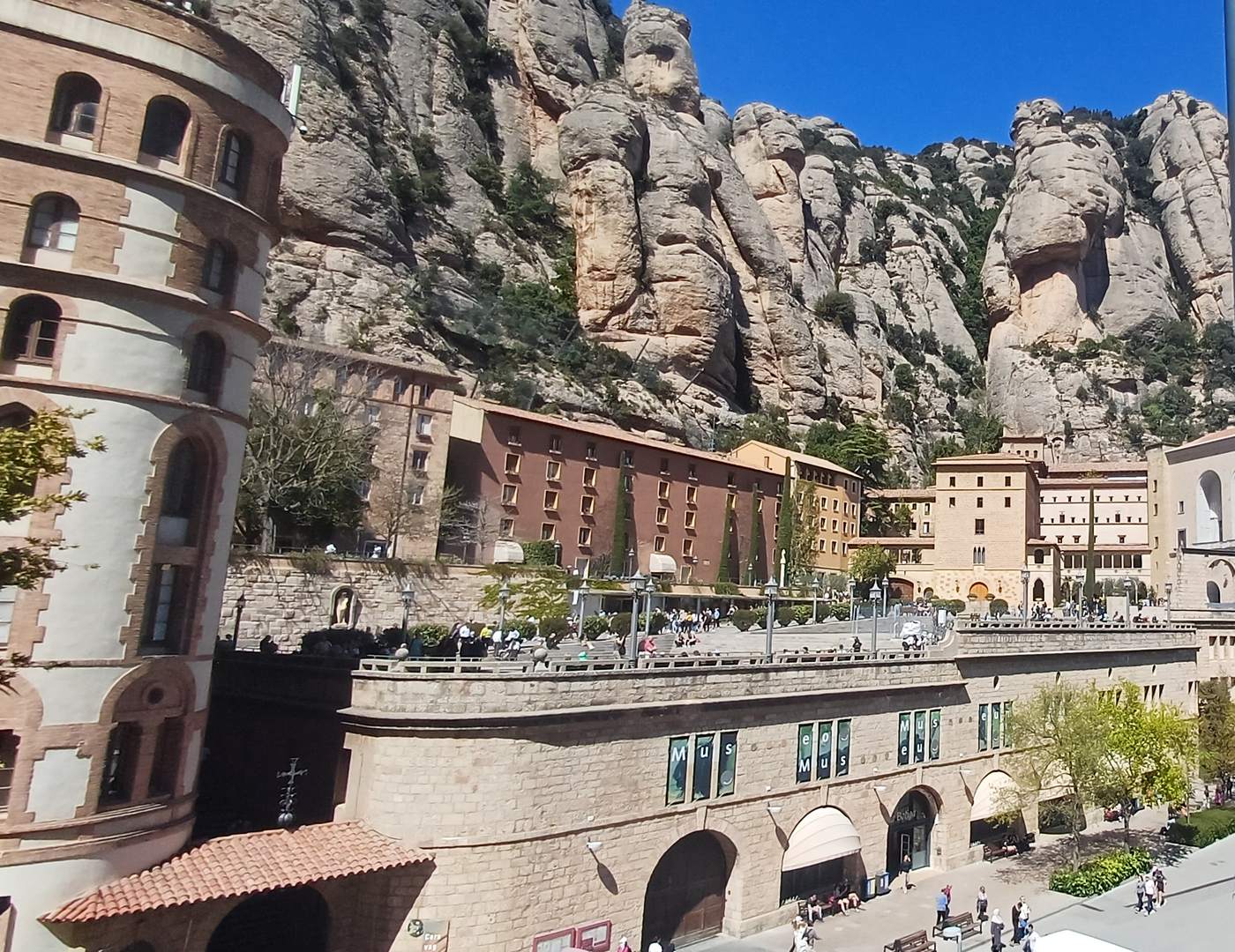 Klášter Montserrat vklíněný pod skalní věže, dole vchod do muzea