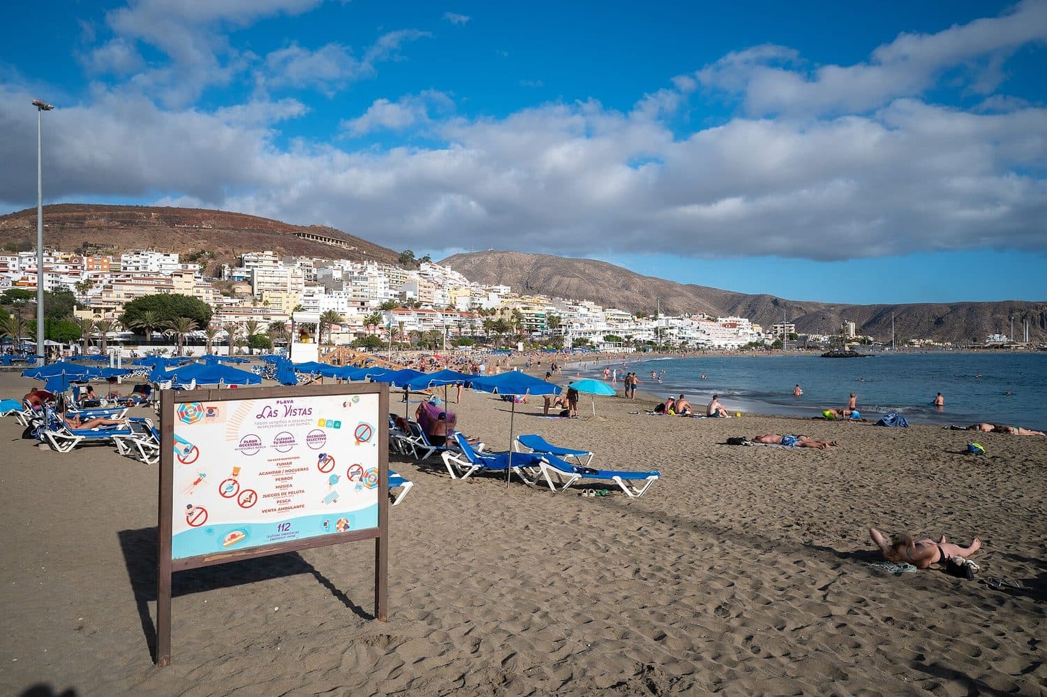 Pláž Las Vistas v Playa de las Américas na slunném jihu Tenerife