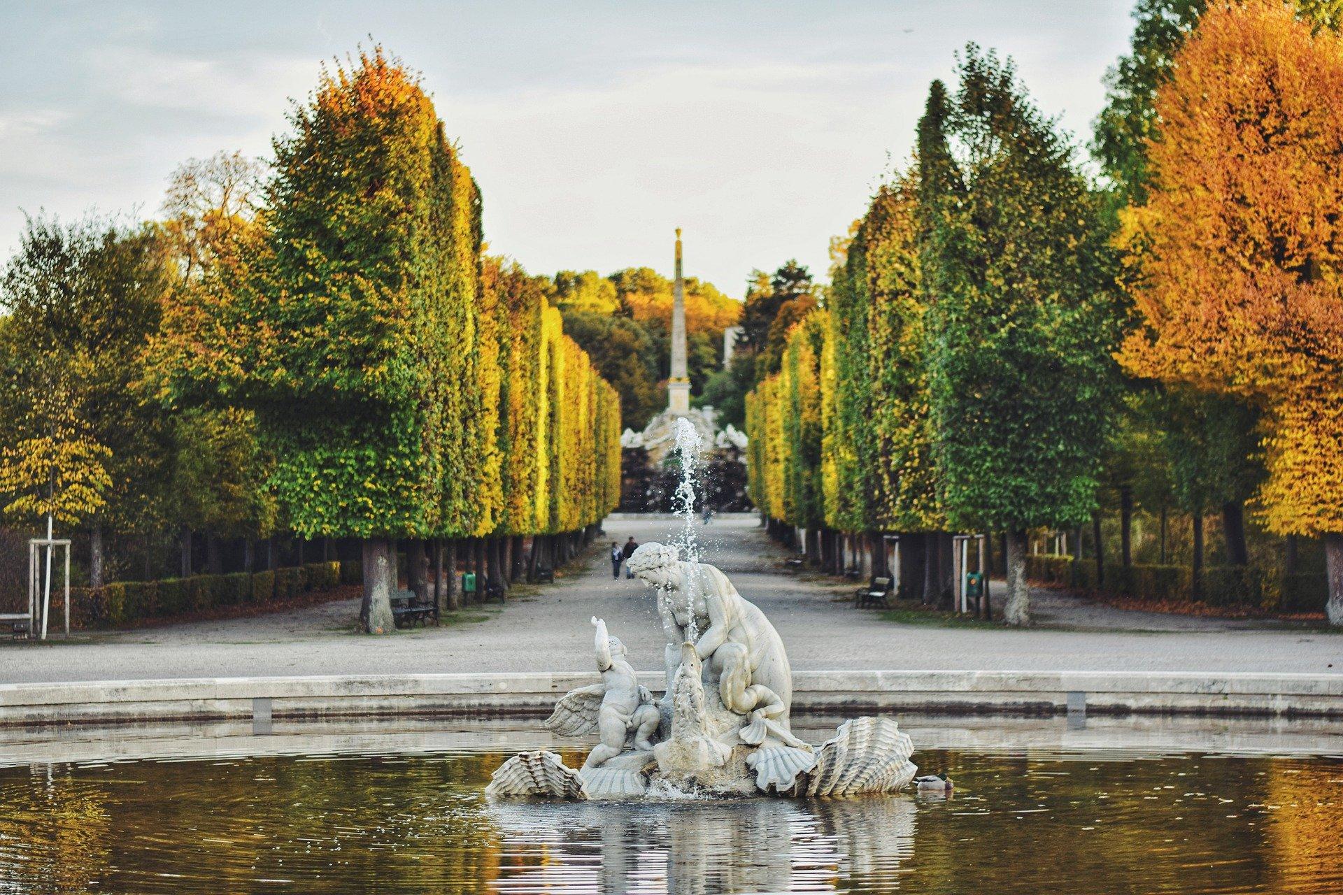 Zahrady zámku Schönbrunn, Vídeň. Fontána a aleje stromů. Tipy na výlet ve Vídni pro dospělé a děti.
