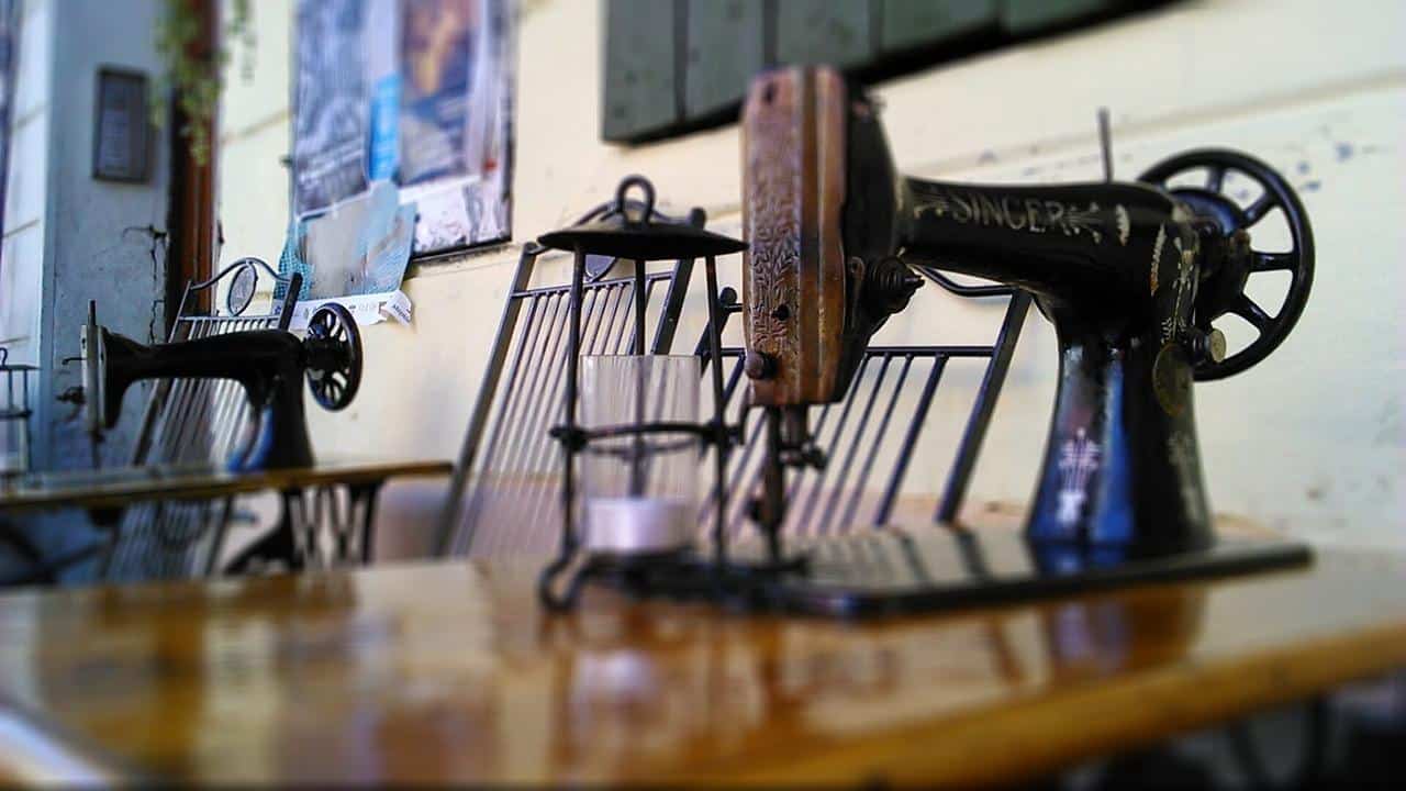 Kazimierz: Staré šicí stroje Singer na stolech, židovská kultura, retro atmosféra.