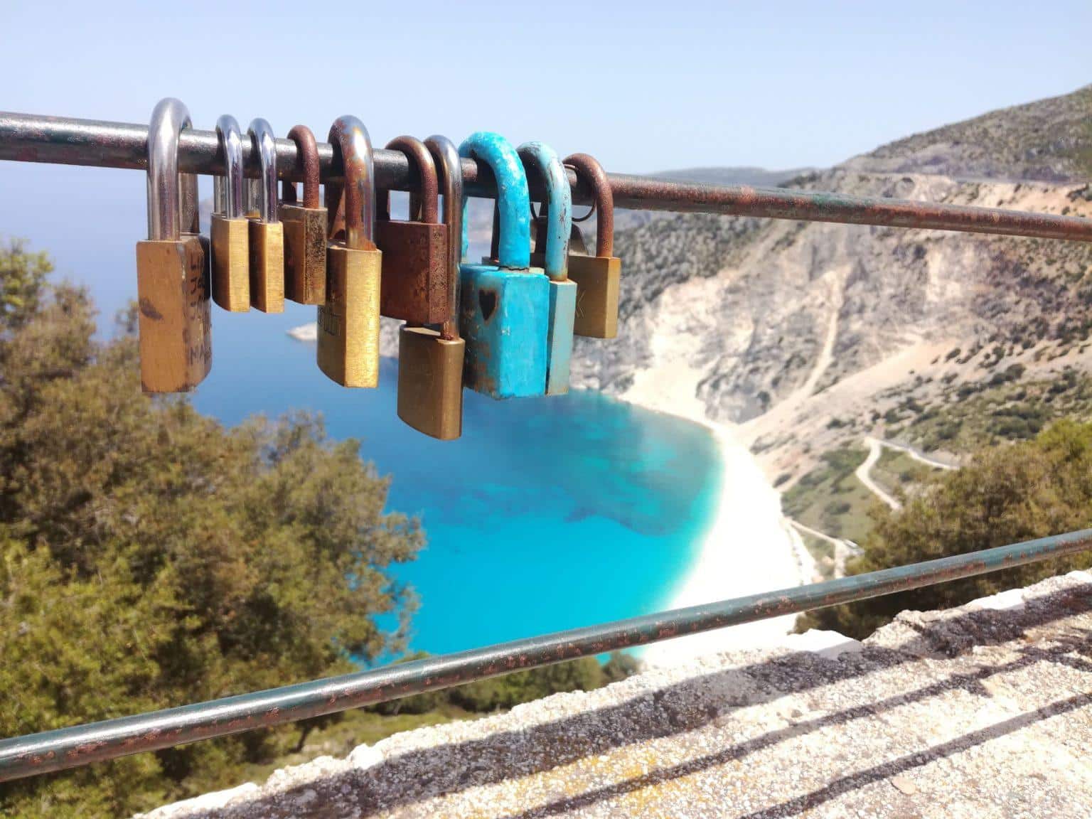 Zámky lásky na zábradlí vyhlídky nad pláží Myrtos na Kefalonii