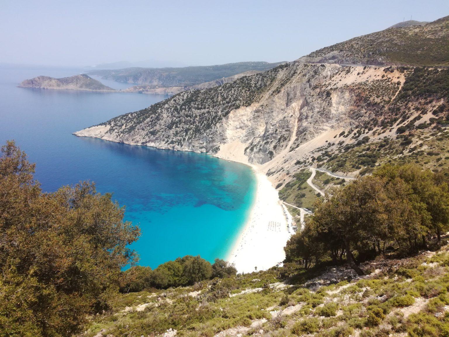 Pláž Myrtos na Kefalonii z vyhlídky nad zátokou, bílé oblázky a tyrkysové moře
