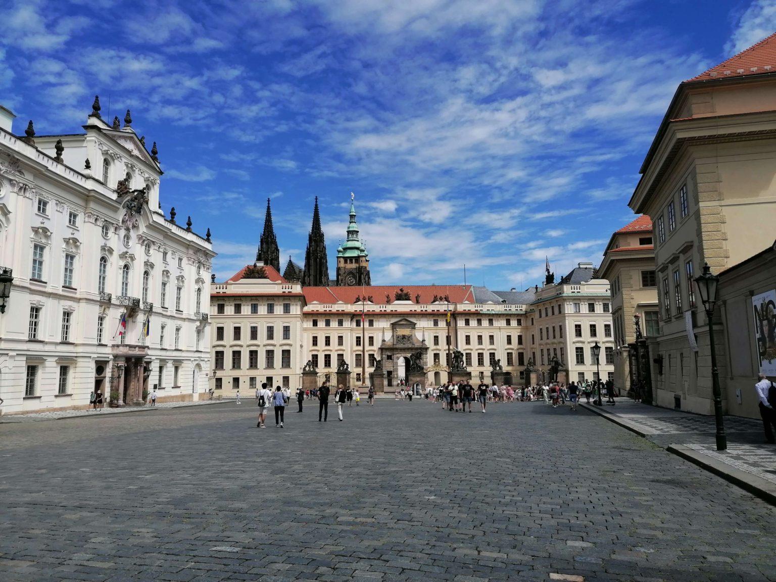 Hradčanské náměstí s Arcibiskupským palácem a věžemi katedrály sv. Víta v pozadí