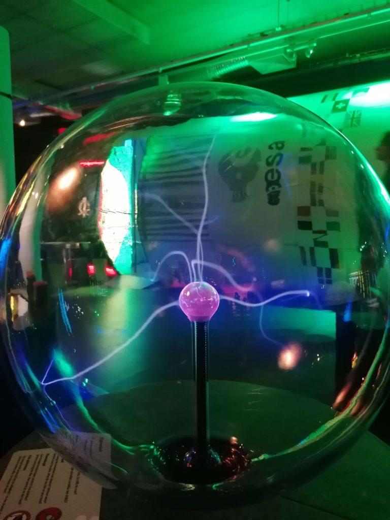 Plazmová koule s fialovými výboji, interaktivní exponát v science centru