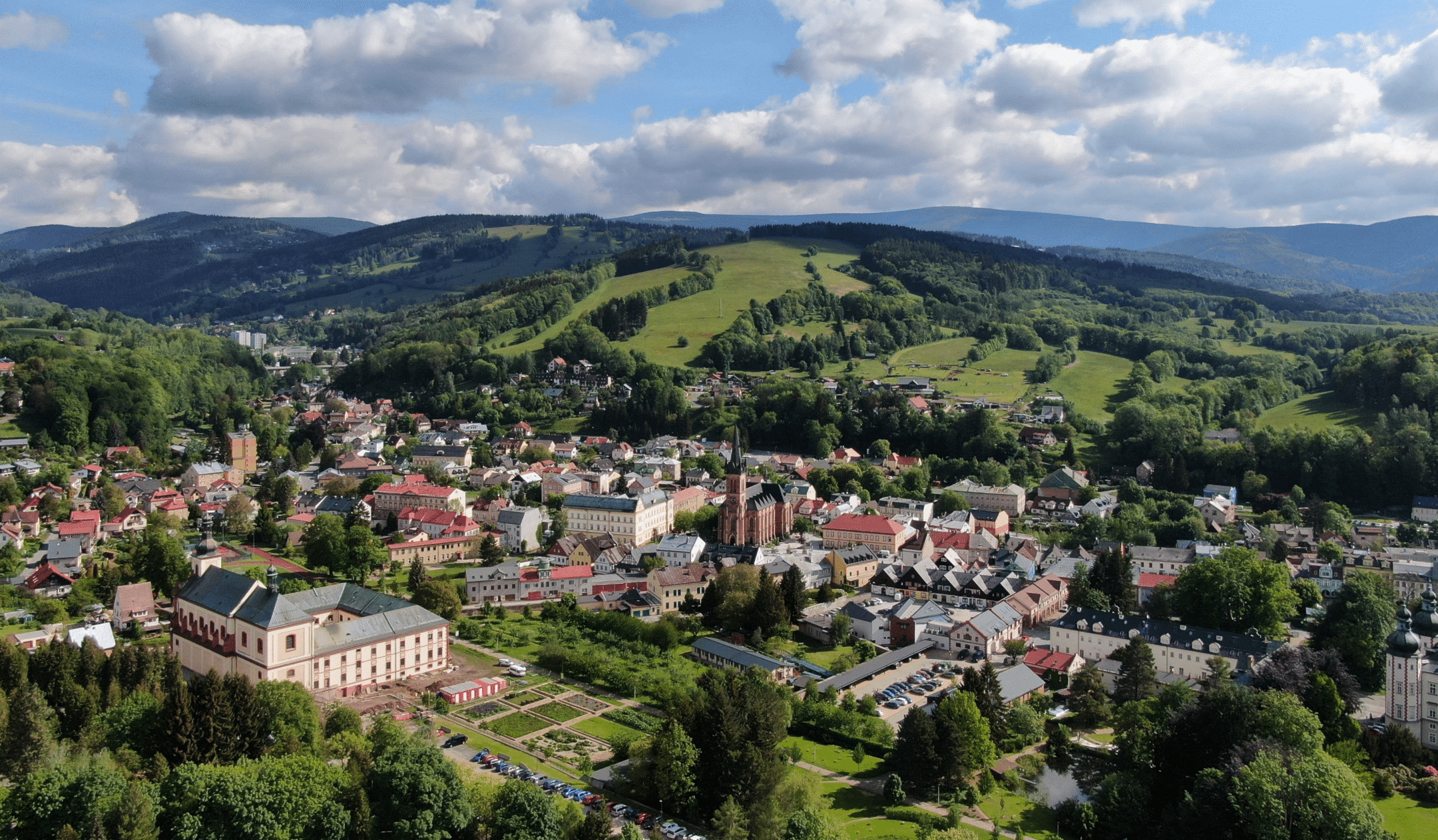 Vrchlabí z výšky. Krkonoše, kostel, zámek a příroda v okolí. Co vidět?