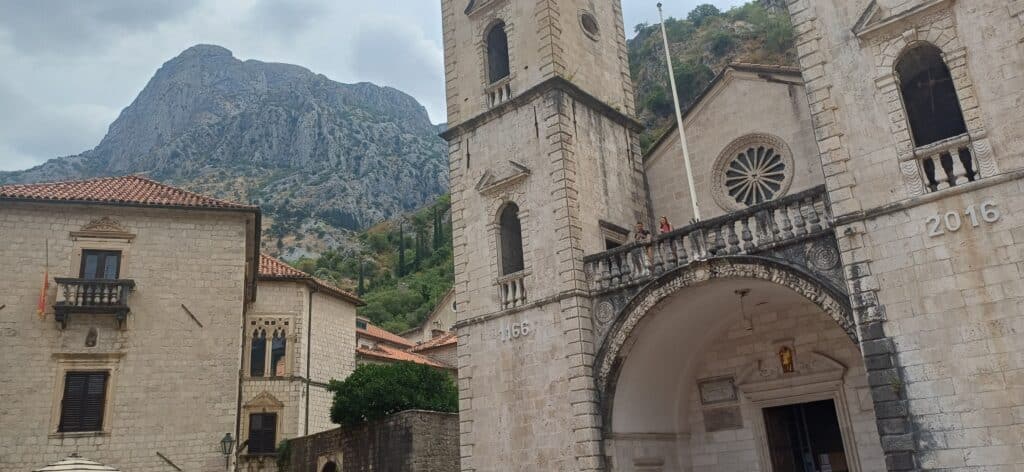 kotor město