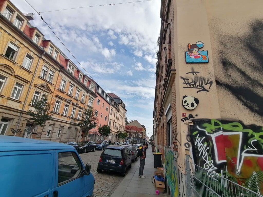 ulice v drážďanech street art na zdi