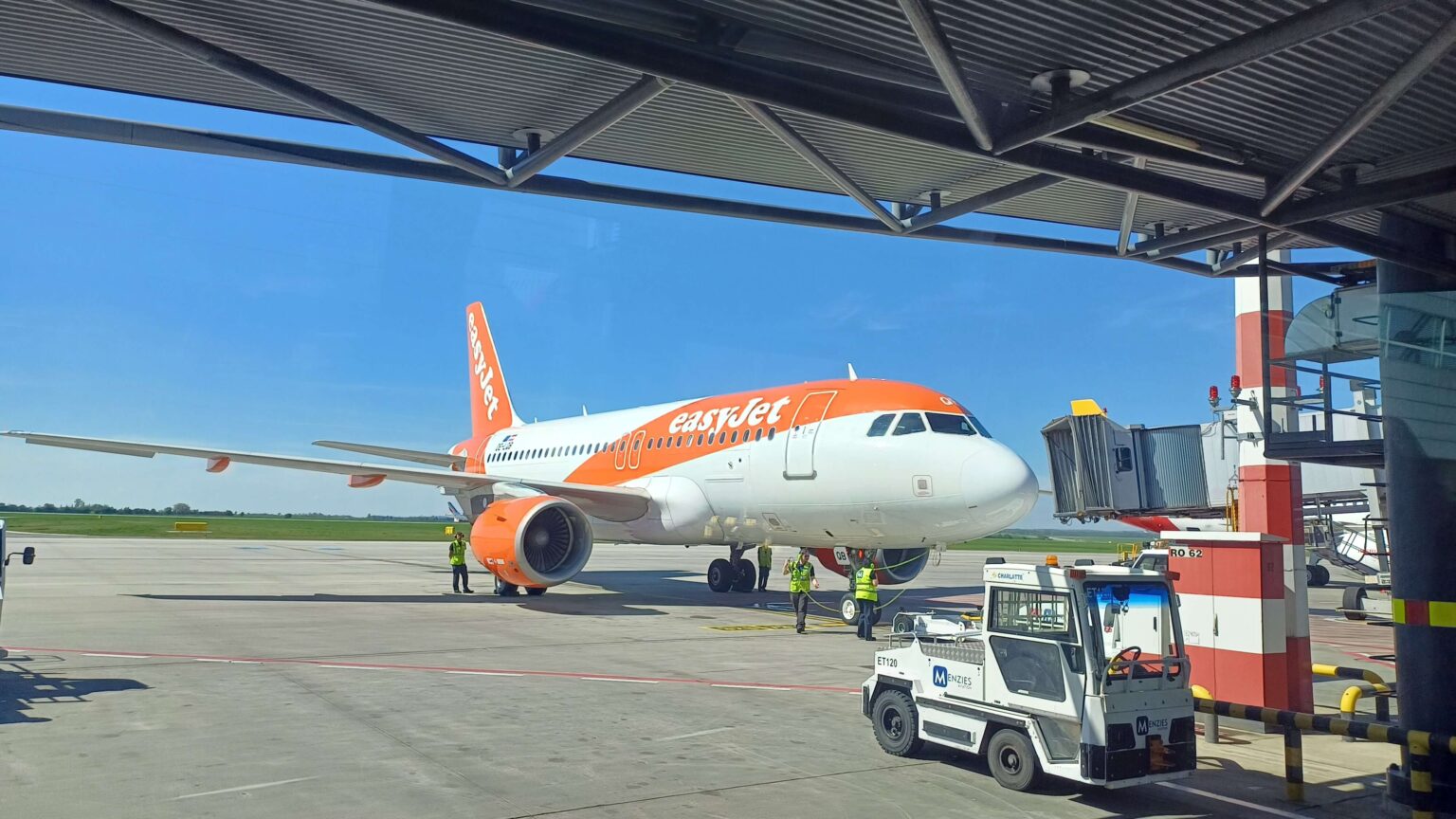 Airbus A319 společnosti easyJet s tahačem na stání Letiště Praha