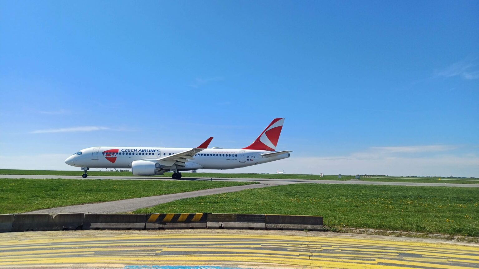 Airbus A220 Czech Airlines na pojezdové dráze Letiště Praha