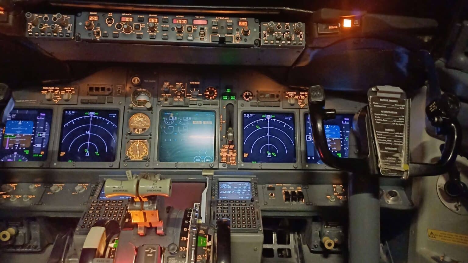 Kokpit leteckého simulátoru Boeing 737 ve výcvikovém centru CATC