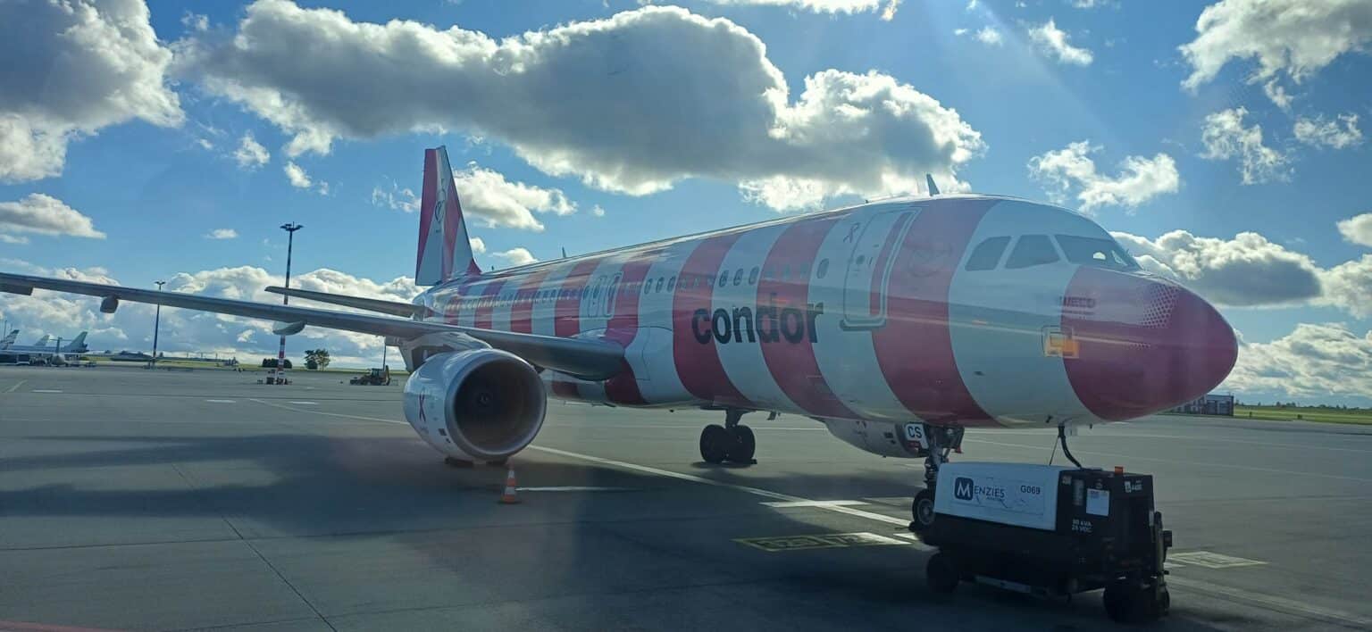 Letoun Condor v pruhovaném nátěru na odbavovací ploše Letiště Praha