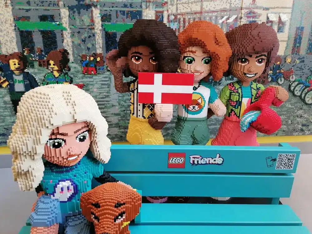 LEGO postavičky s dánskou vlajkou v LEGO House v Billundu