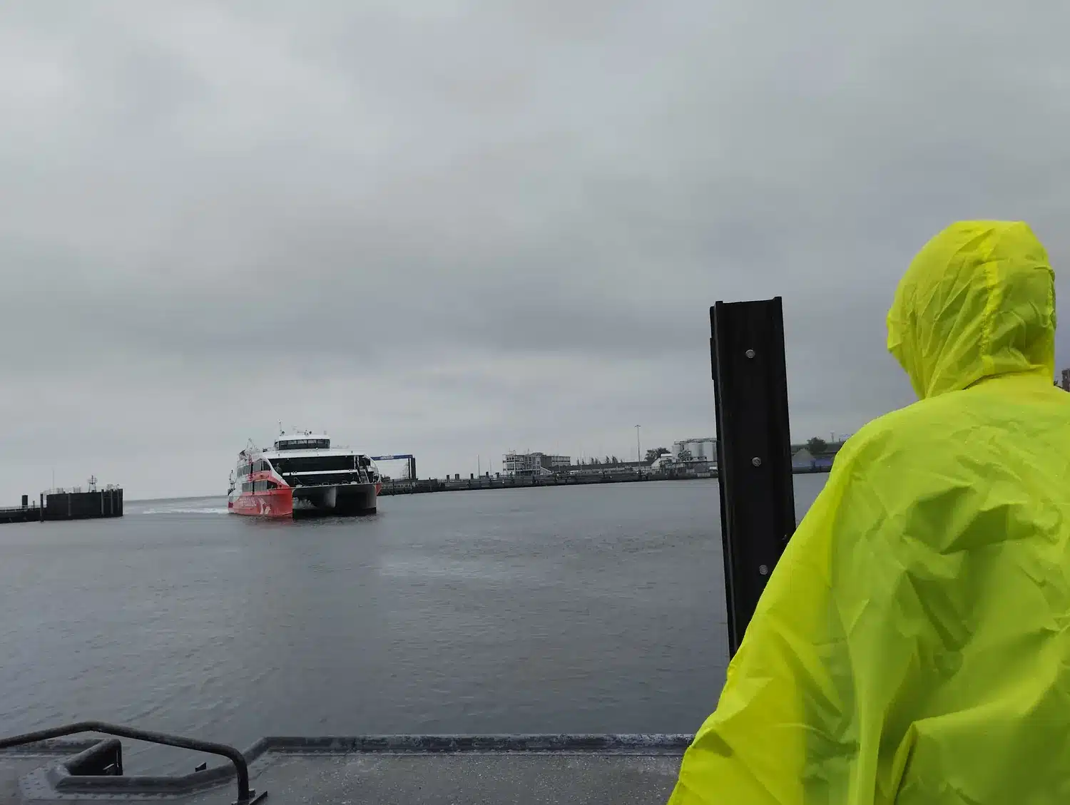 Příplouvání ke Helgolandu katamaránem za severského počasí