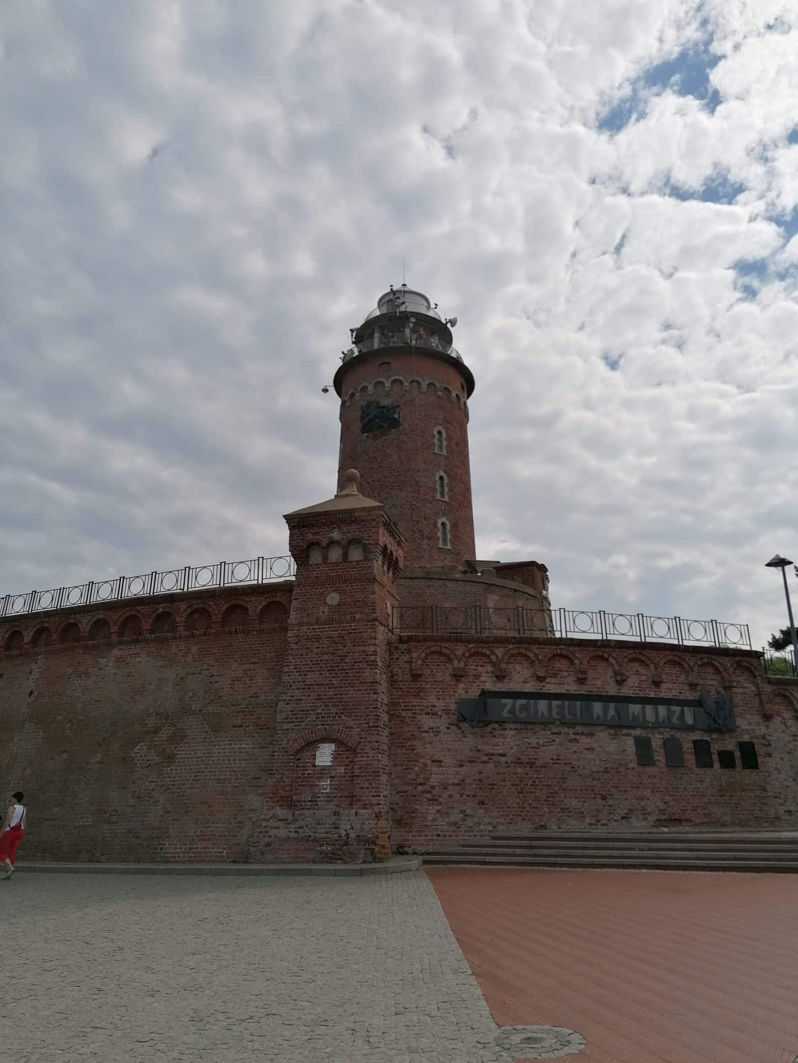 Červený cihlový maják v Kolobřehu