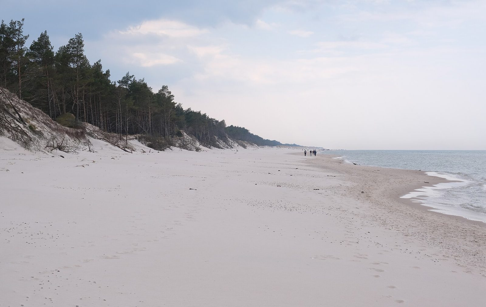 Široká písečná pláž v Łebě u Baltského moře