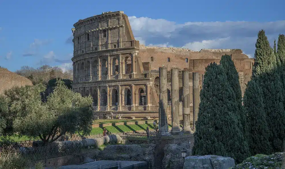 Koloseum v Římě s Forem Romanum a cypřiši