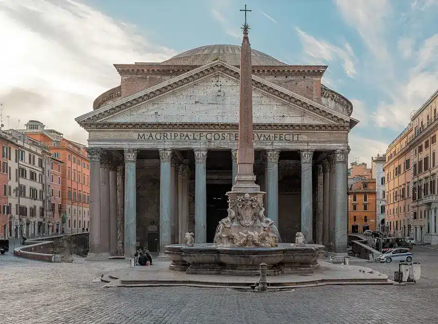 Pantheon v Římě s obeliskem na Piazza della Rotonda
