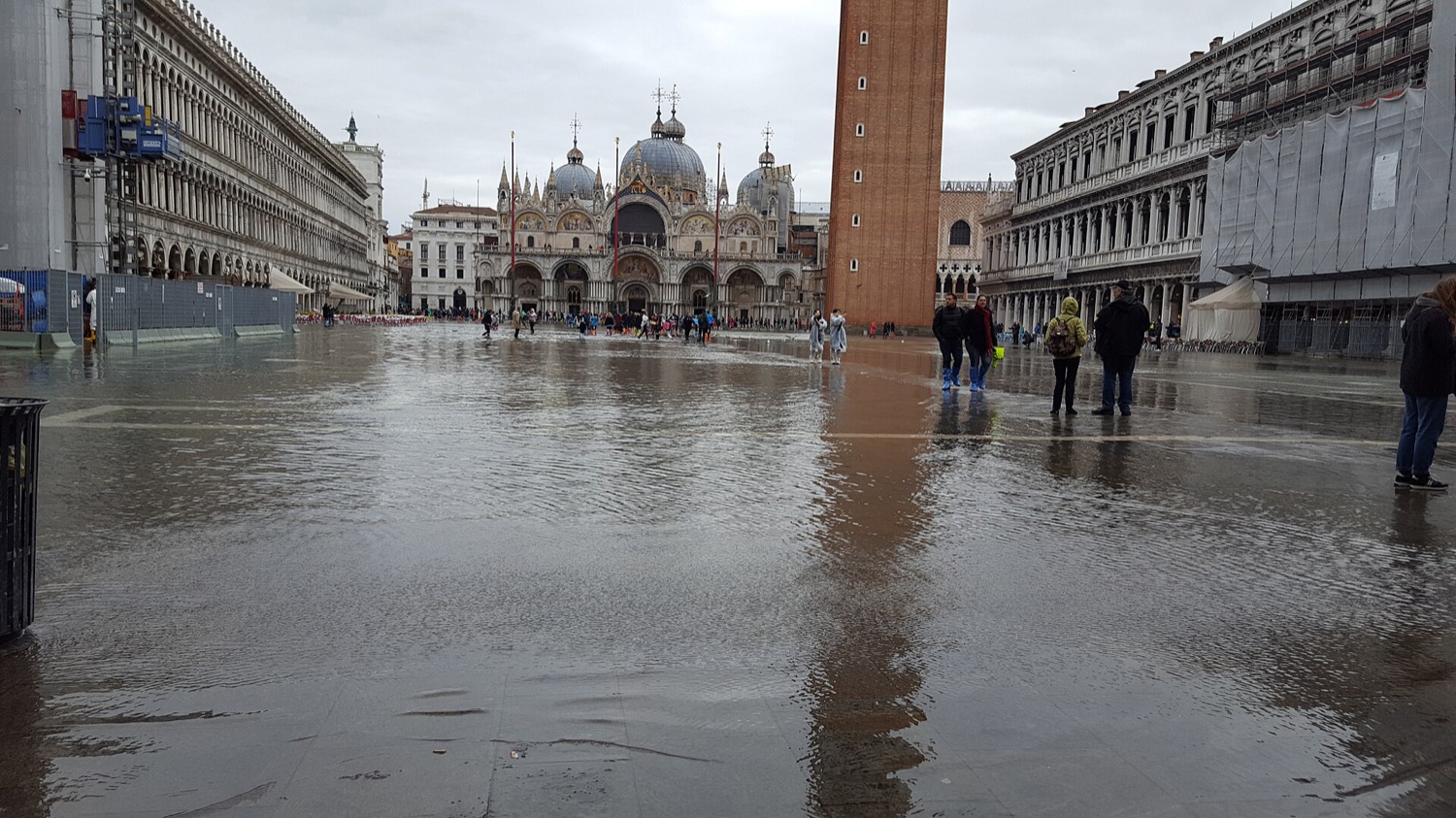 Zaplavené náměstí svatého Marka v Benátkách při přílivu acqua alta