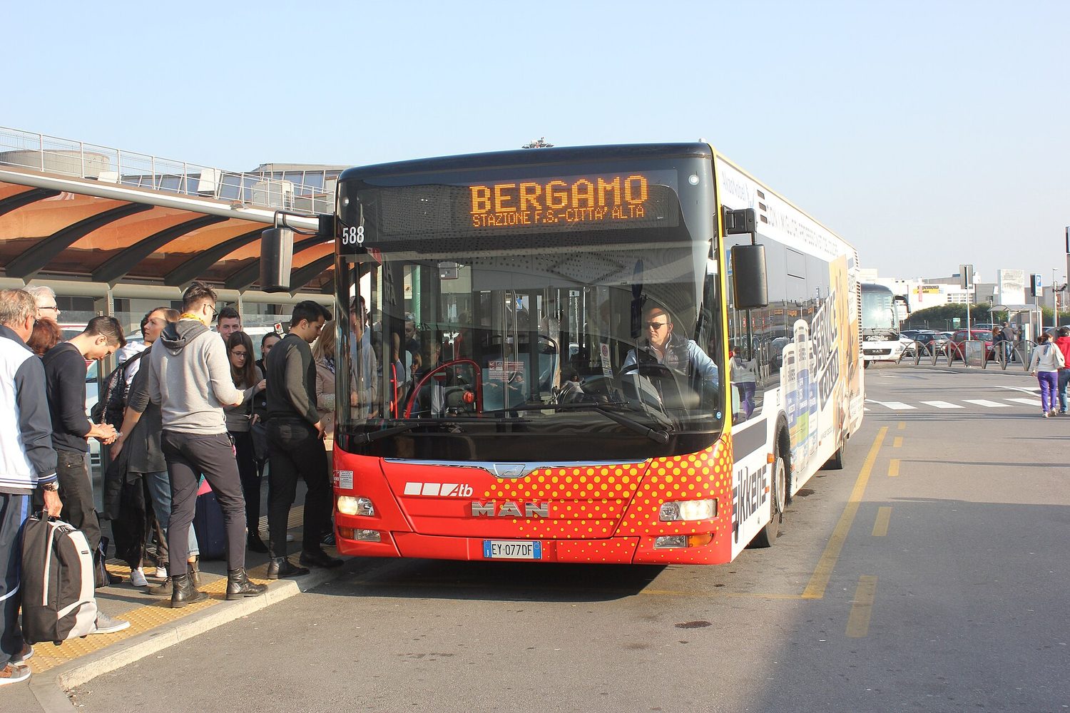 Městský autobus ATB s nápisem Bergamo na zastávce u letiště Orio al Serio