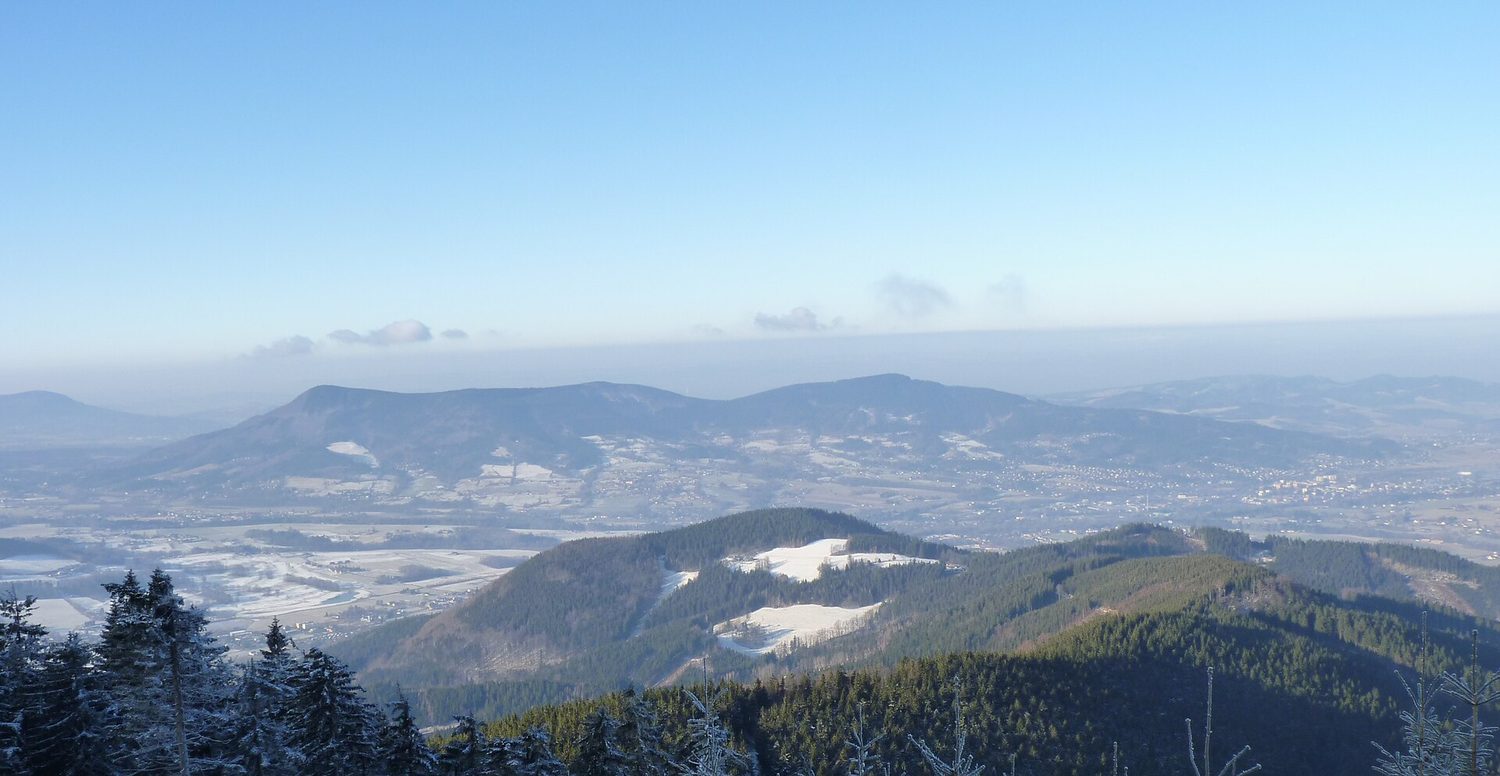 Pohled z Lysé hory na hřbet Ondřejníku v Beskydech v prosinci