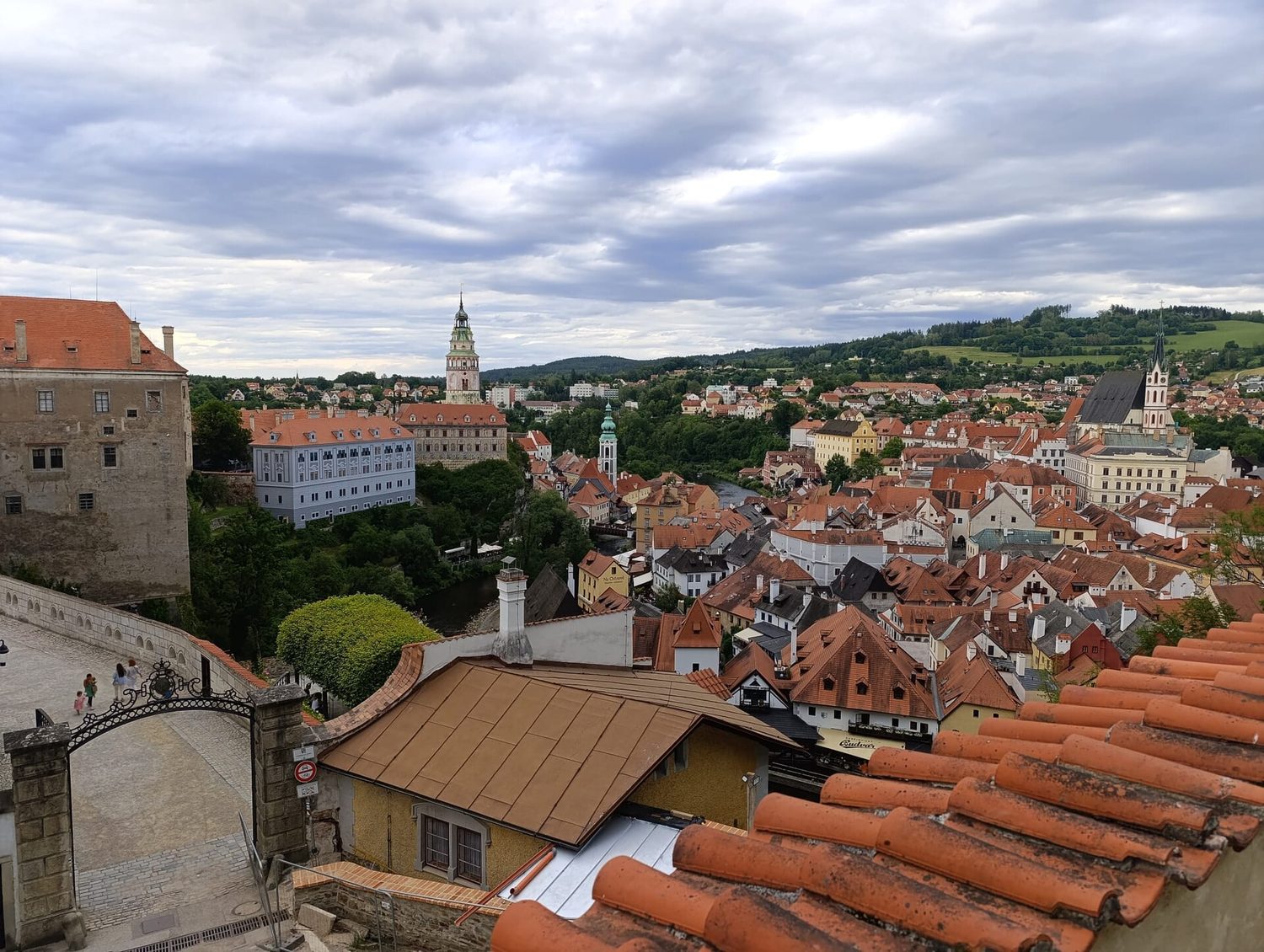 Výhled na střechy historického centra Českého Krumlova