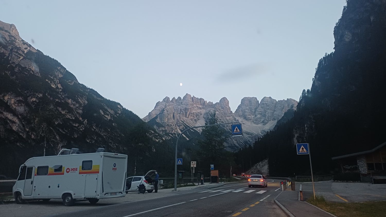Silnice u jezera Landro s obytným vozem za soumraku