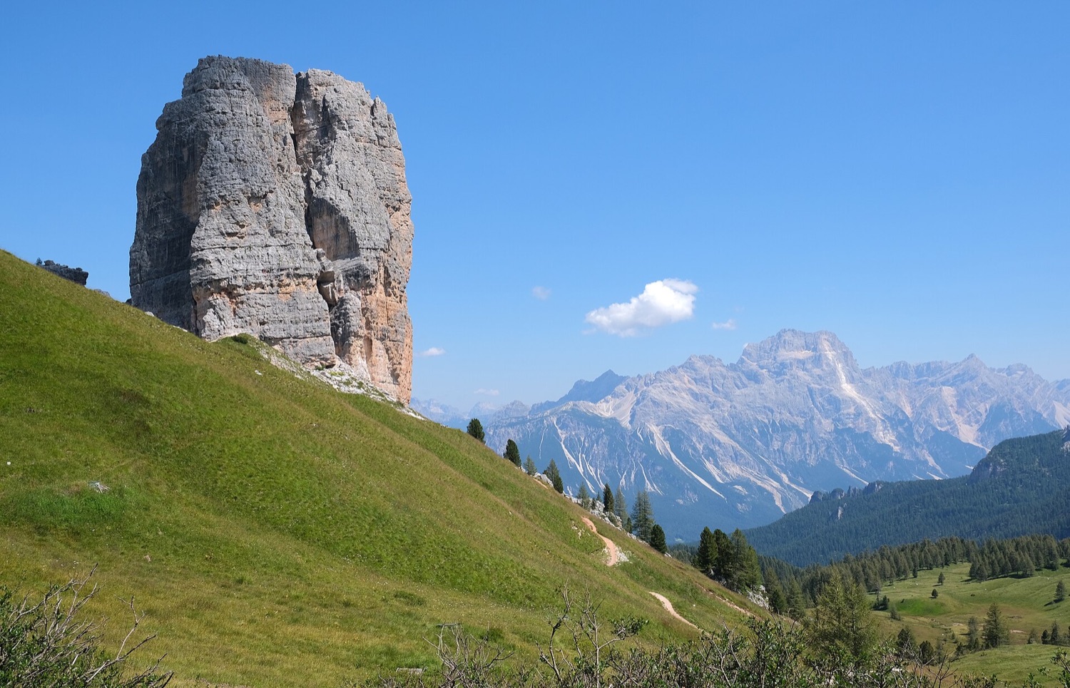Skalní věž Torre Grande v Cinque Torri nad horskou loukou