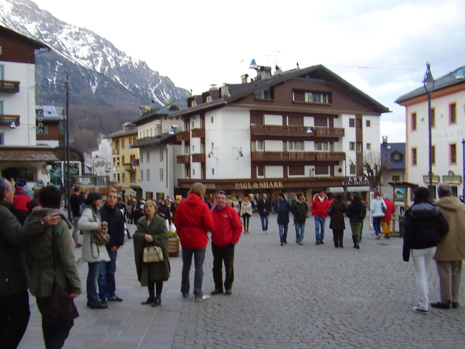 Chodci na pěší zóně Corso Italia v Cortině d'Ampezzo v únoru