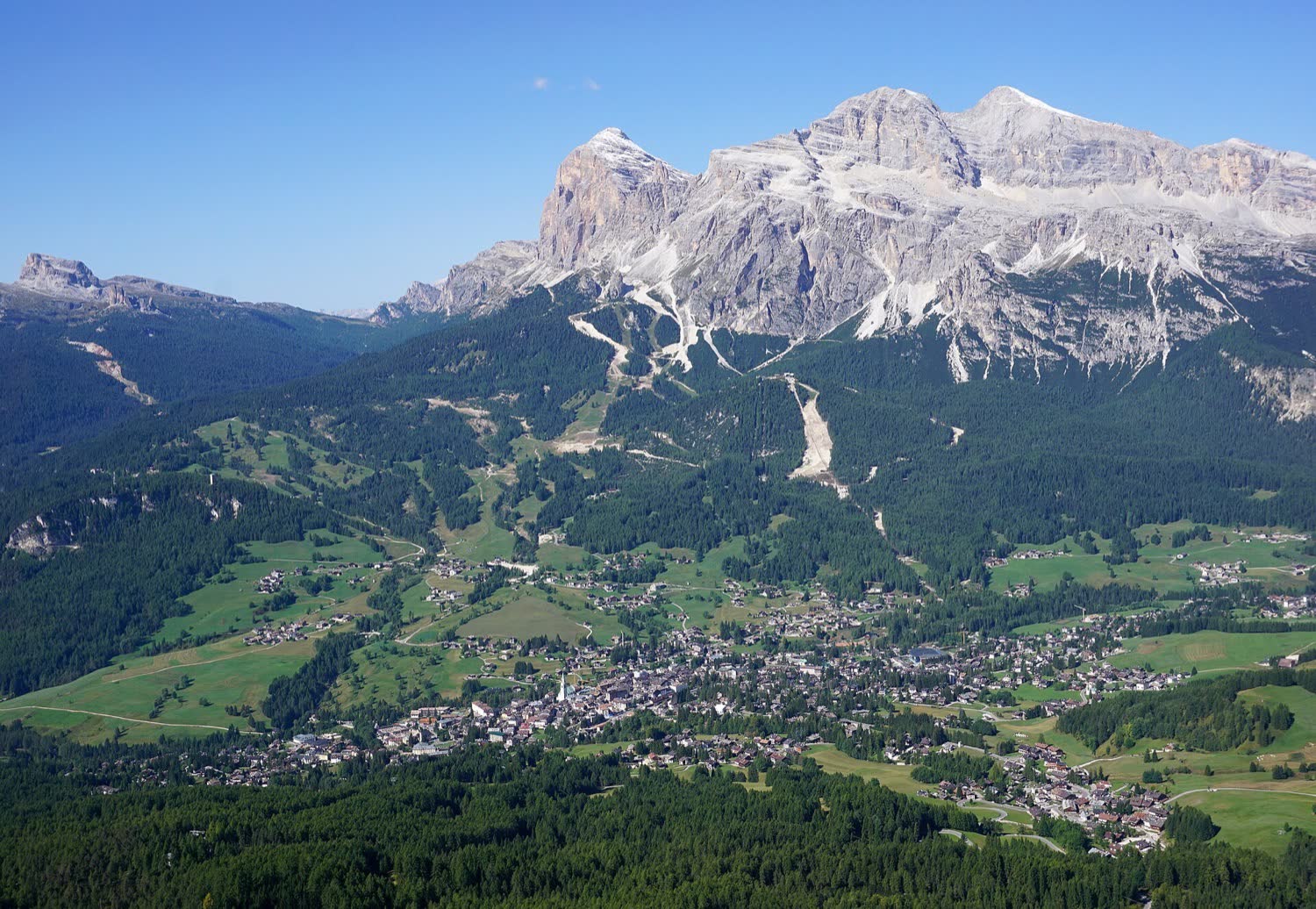 Cortina d'Ampezzo v údolí pod masivem Tofane, pohled z Falorie