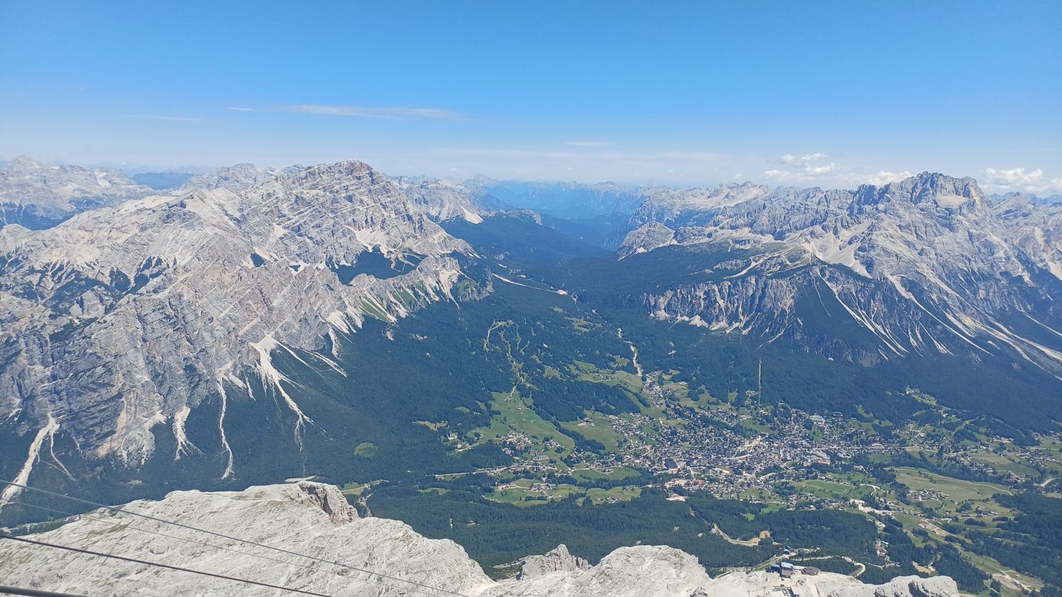 Cortina d’Ampezzo v údolí pod Tofanou, pohled z horní stanice lanovky