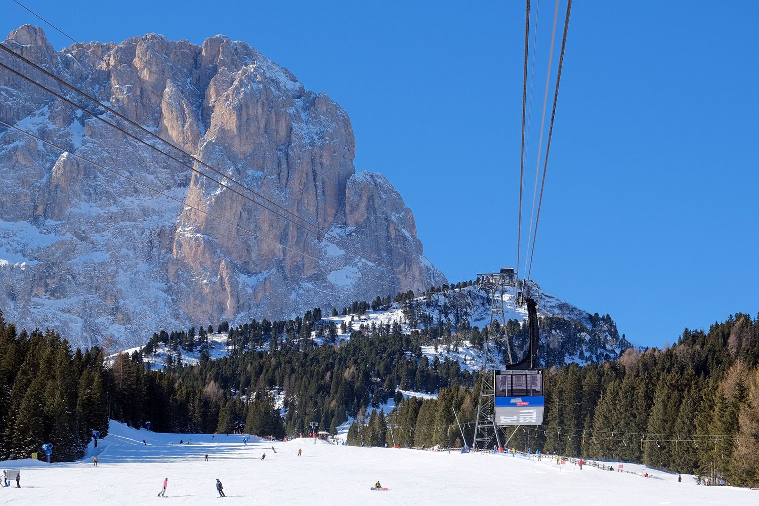 Kabinková lanovka pod Sassolungem ve Val Gardeně v zimě