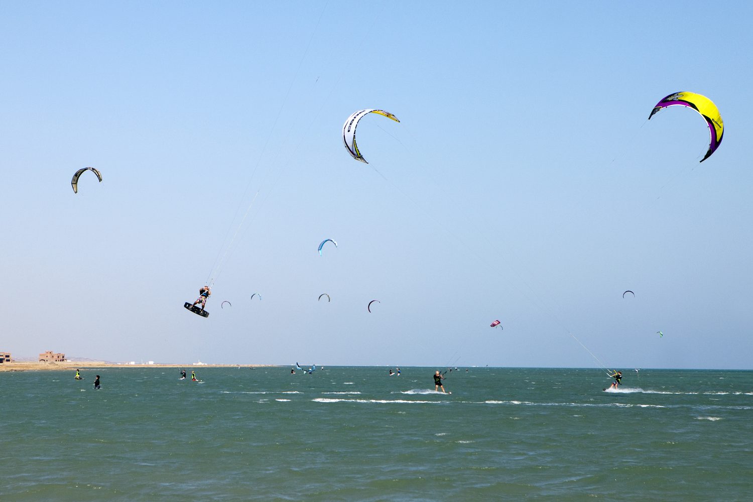 Kitesurfaři ve větru na Rudém moři v El Gouně u Hurghady