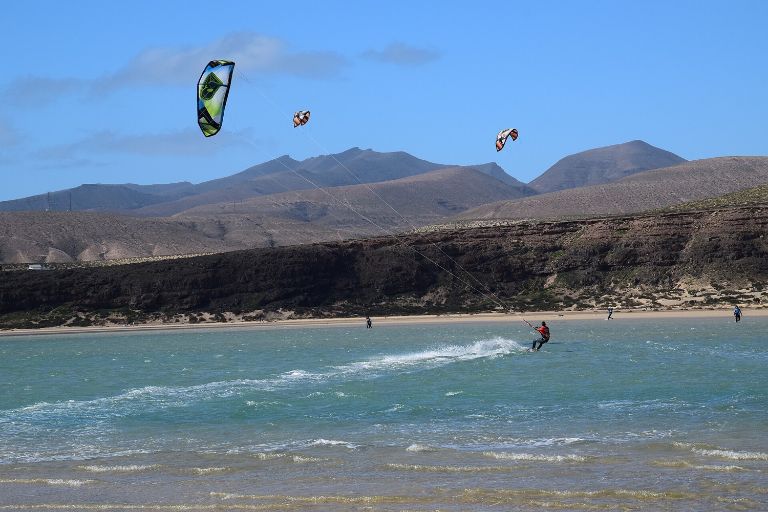 Kitesurfaři ve větru u pobřeží Fuerteventury