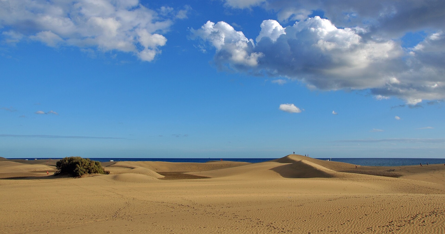 Písečné duny Maspalomas na jihu Gran Canarie pod modrou oblohou