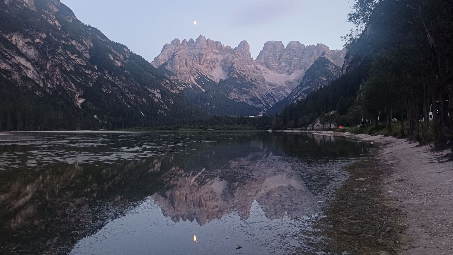 Jezero Landro se zrcadlením dolomitských štítů za soumraku