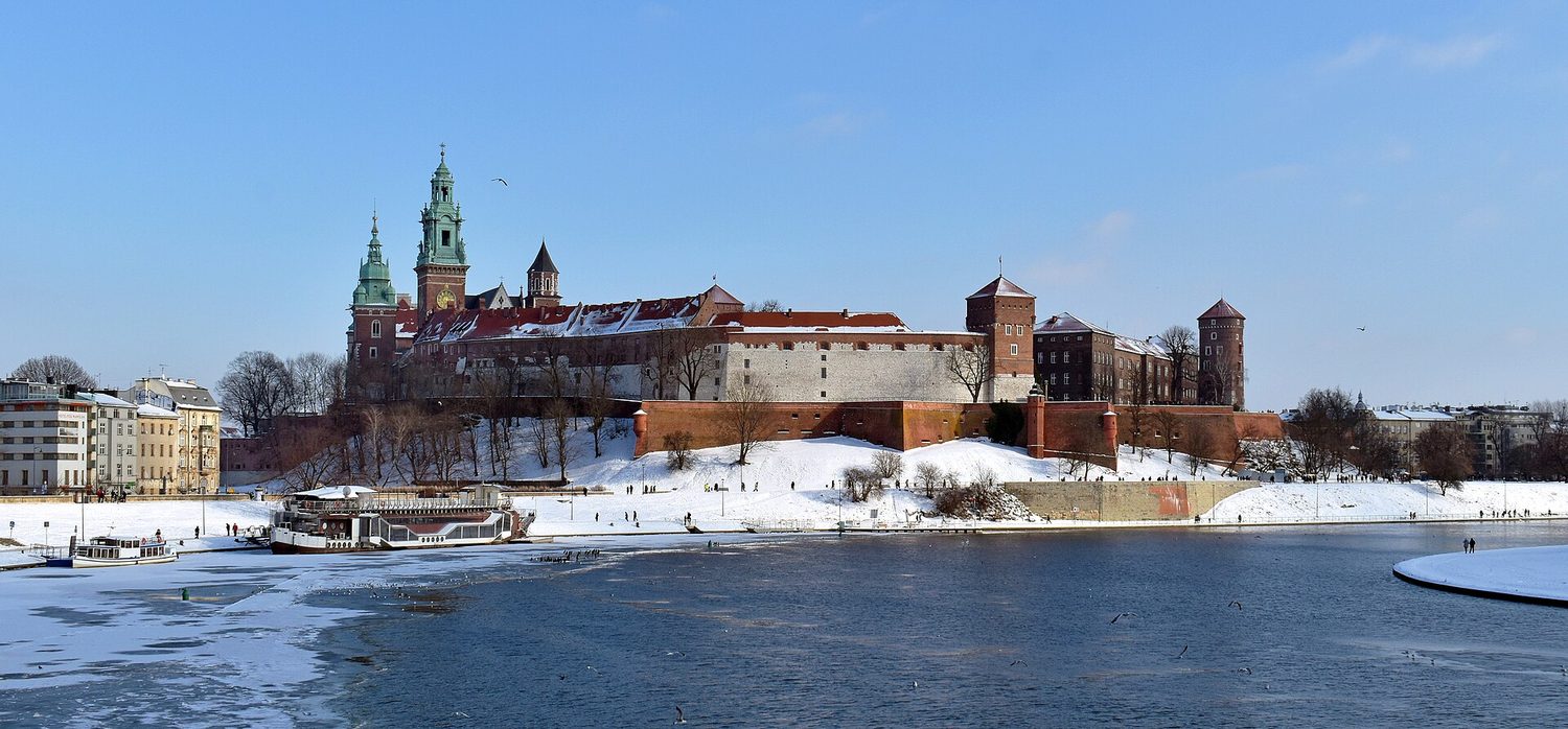 Hrad Wawel v Krakově v zimě, sníh na břehu Visly