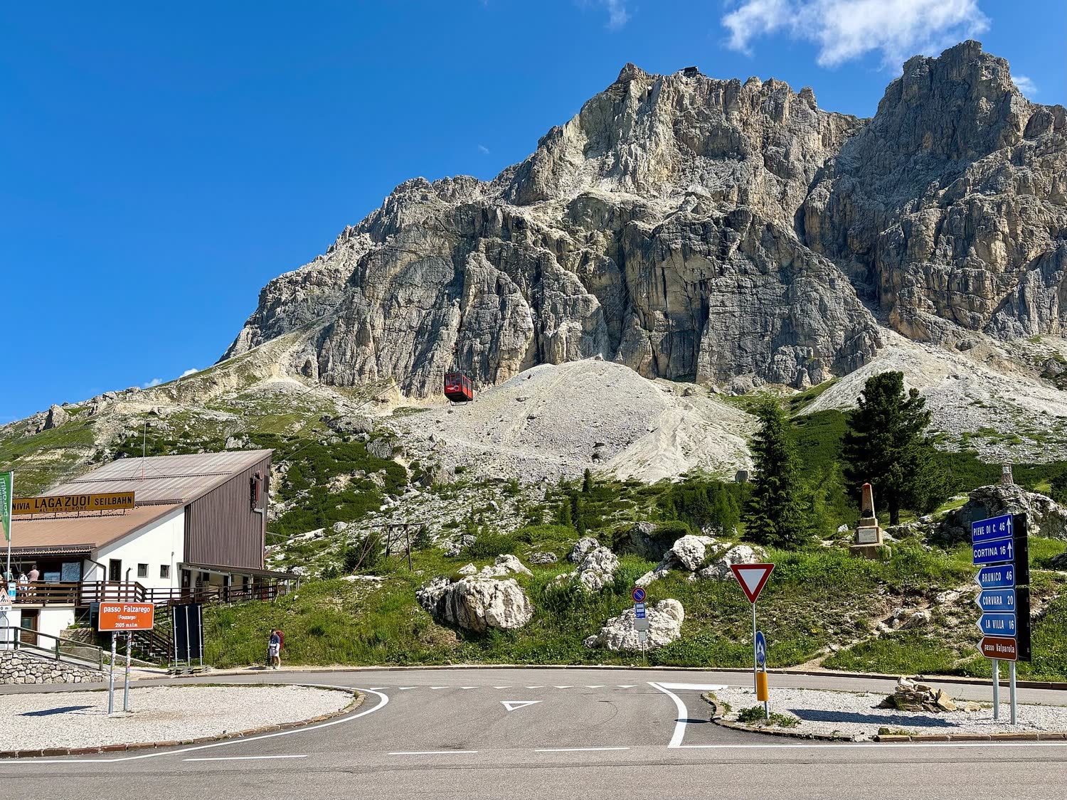 Dolní stanice lanovky Lagazuoi na Passo Falzarego